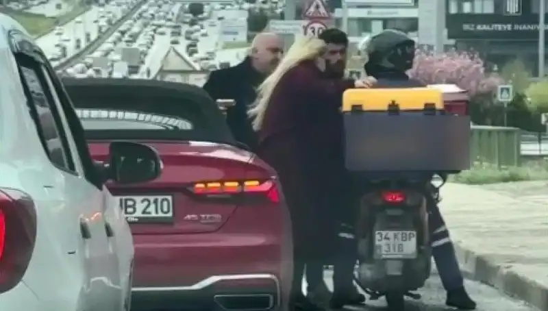 D-100'de Gerilim Yükseliyor: Motokuryeye Silah Çeken Sürücü Olayı!