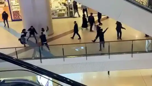 İstanbul'daki AVM'de Göz Göze Gelen Kavga Anları Sosyal Medyayı Salladı