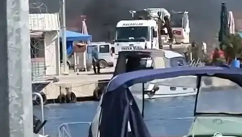 Tuzla'da Balıkçı Barınağında Şok Eden Lastik Yangını: Pamuk gibi Yükselen Alevler