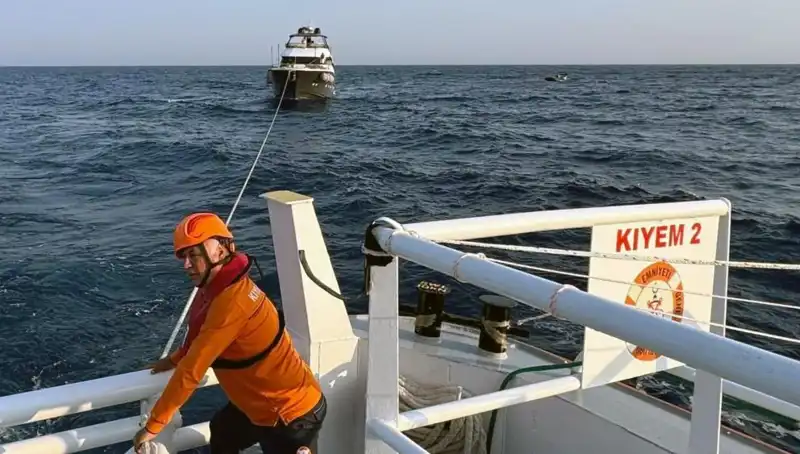 Marmaris açıklarında sürüklenen tekne, cesur kurtarma operasyonu ile kurtarıldı