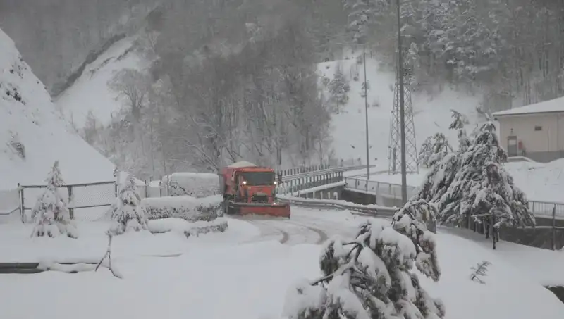Bolu Dağı'nda Bembeyaz Bir Dünya: Kar Yağışı Tüm Güzelliğiyle Kendini Gösterdi