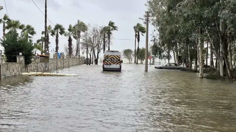 Göl Taşınca İlçe Sular Altında Kaldı: Araba ve İş Yerleri Mahsur Kaldı