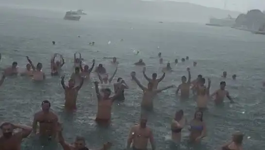 İstanbul Bebek'te Yağmura Rağmen Denize Giren Kalabalık!