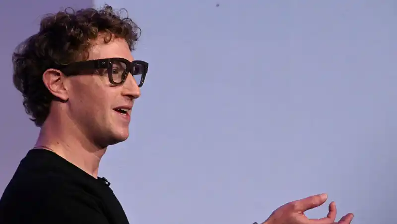 Facebook'un Kurucusu Zuckerberg'ten Çığır Açan Gözlük: Yapay Zeka Dönemi