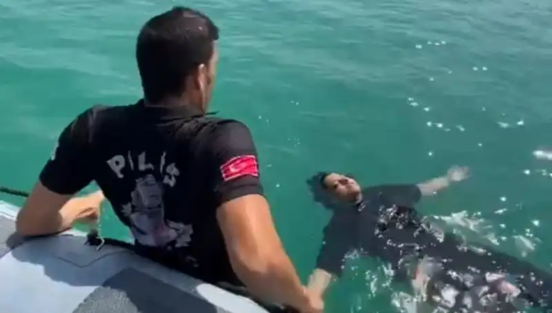 Göl Derinliklerinden Hayata Dönüş: Gemi Adamları Fırtınada Kaybolan Kadını Kurtardı