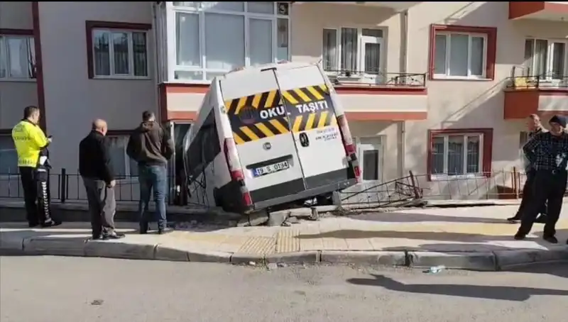 Okul Servisi Balkondan İçeri Girdi: İki Öğrenci Yaralandı!