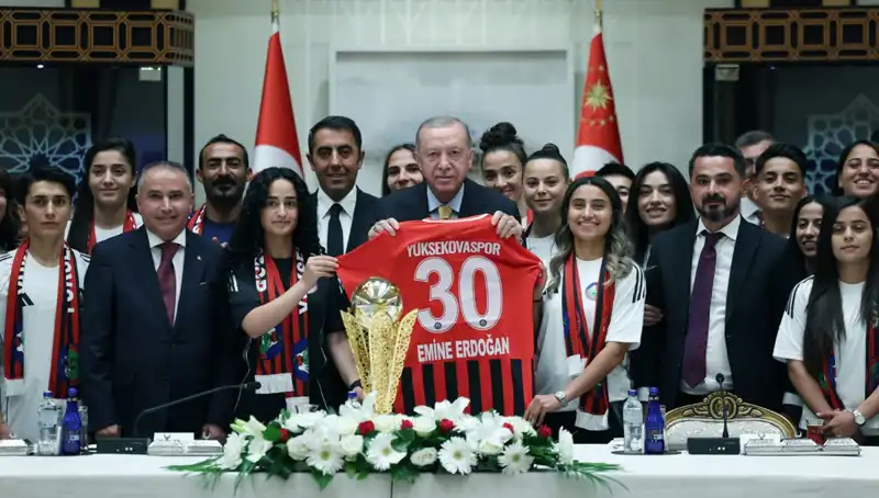 Cumhurbaşkanı Erdoğan, Yüksekovaspor Kadın Futbol Takımı ile Tarihi Görüşme Gerçekleştirdi