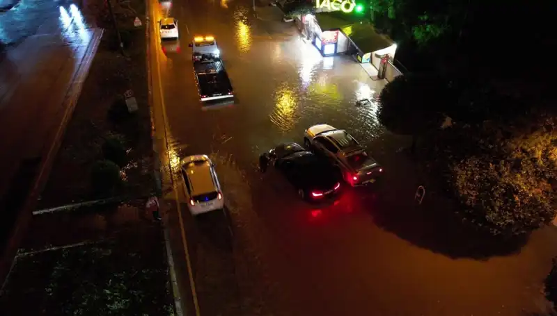 Adana’da Şiddetli Yağışlar: Cadde ve Yolları Su Bastı, Hayat Durma Noktasına Geldi!
