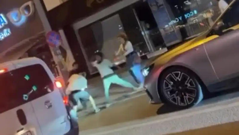 Cadde Boks Ringine Dönüşürken, Yumruklar Gökyüzüne Uçtu!
