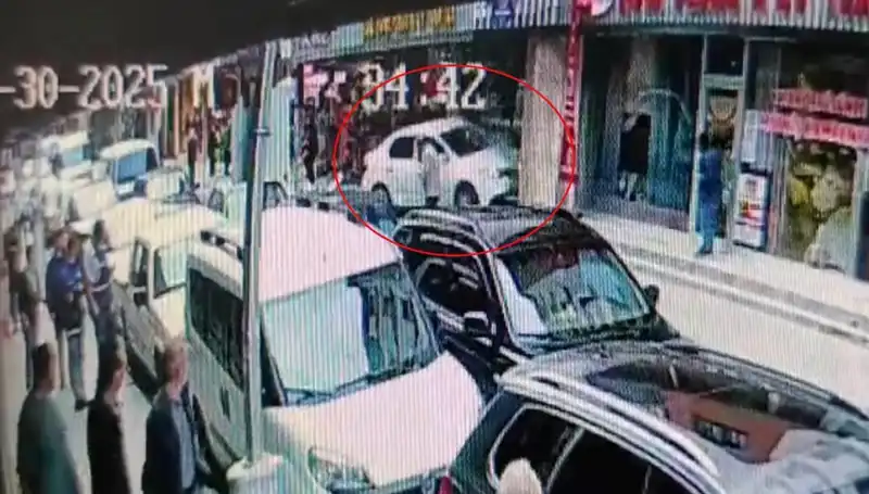 Alkollü Sürücü Mağazaya Dalarken İki Çocuğun Hayatını Kurtaran Anlar