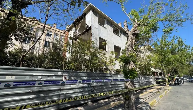 Bakırköy'de Metruk Bina Depremle Yıkılma Tehlikesi Yaşadı!