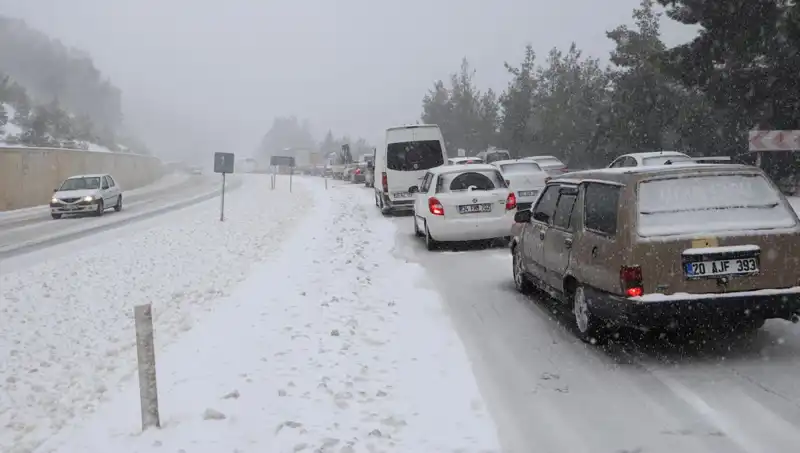 Denizli ve Antalya Arasında Kar Yağışı Trafiği Felç Etti