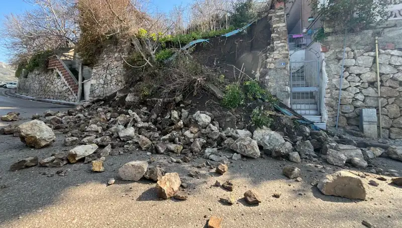 İstinat Duvarı Çökmesi Yolda Korku Dolu Anlar Yaşattı!