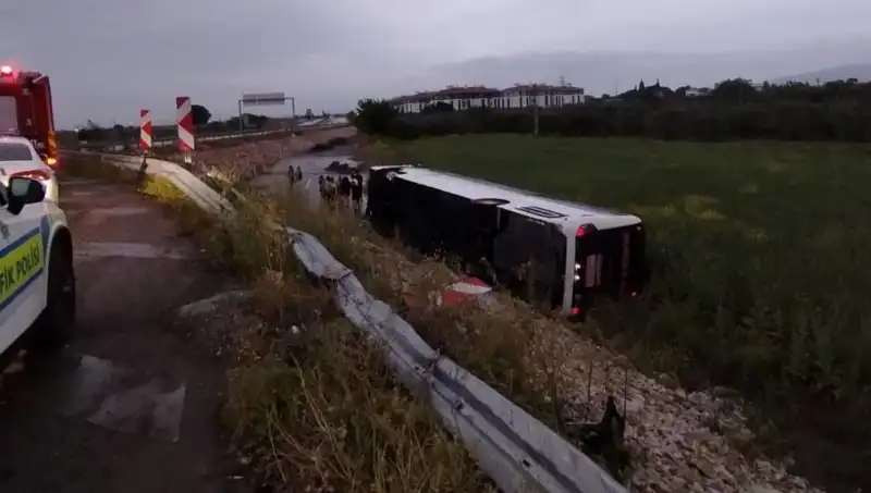 Manisa'da Yolcu Otobüsü Kazası: Çok Sayıda Yaralı ve Olayın Gelişimi