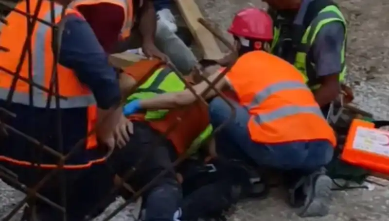 Adana'da İnşaat Kazası: İki İşçi Yaralandı, Acil Durum Ekipleri Harekete Geçti
