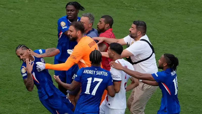 Dev Finalin Ardından Şok Gelişme: Teknik Direktörden Futbolcuya Yumruk!