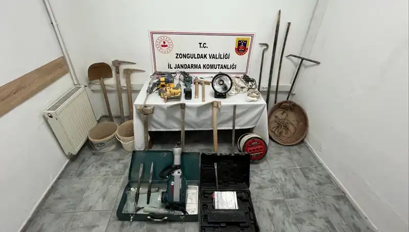 Çaycuma’da Kaçak Kazı Yapan 5 Kişi Suçüstü Yakalandı!