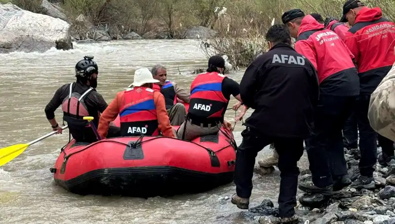 Zap Suyu Kenarında Mahsur Kalan 4 Kişi Kurtarıldı: Detaylar İle Beraber