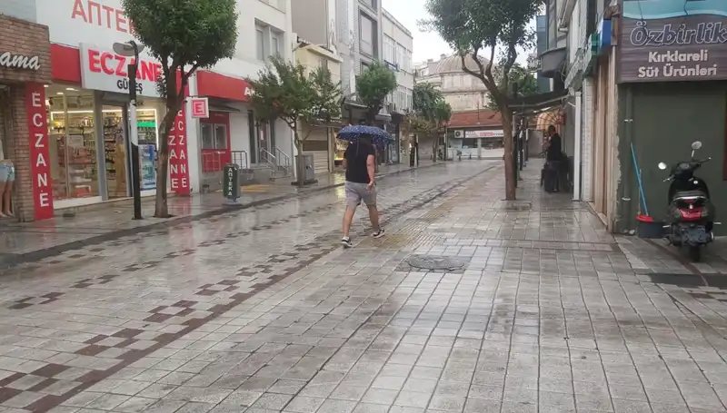 Kırklareli'de Ani Gelen Sağanak Yağış Hayatı Olumsuz Etkiledi