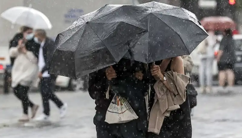 İstanbul’da Kış Soğuğu Kapıda: Sağanak Yağış Can Sıkan Etkilerini Gösteriyor
