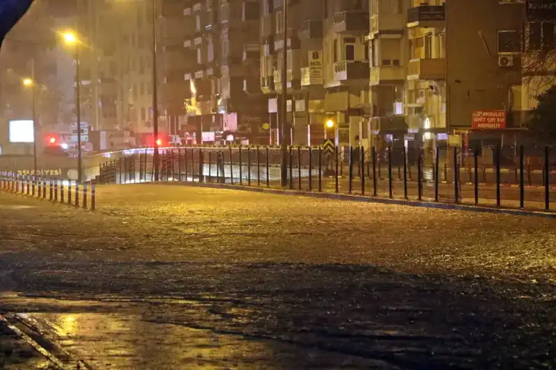 Antalya’da Şiddetli Yağışlar Yol Çökmelerine ve Araç Mahsur Kalmalara Neden Oldu