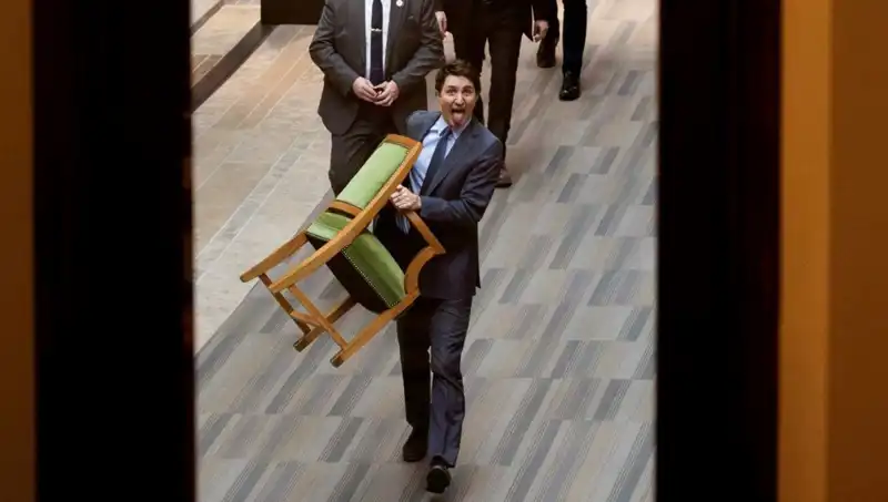 Trudeau'nun Bütün İhtişamıyla Sandalyeyi Alıp Gitmesi: Halk Tepkili