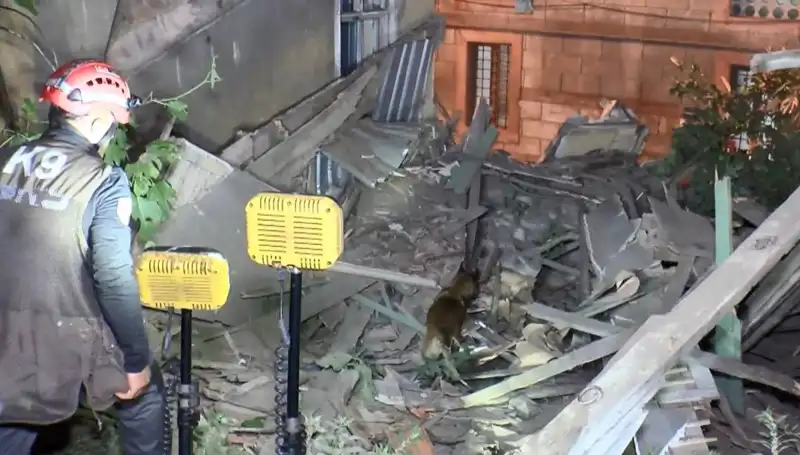 İstanbul'da Depremin Ardından Yıkılan Bina, Kentin Geleceğini Sorgulattı