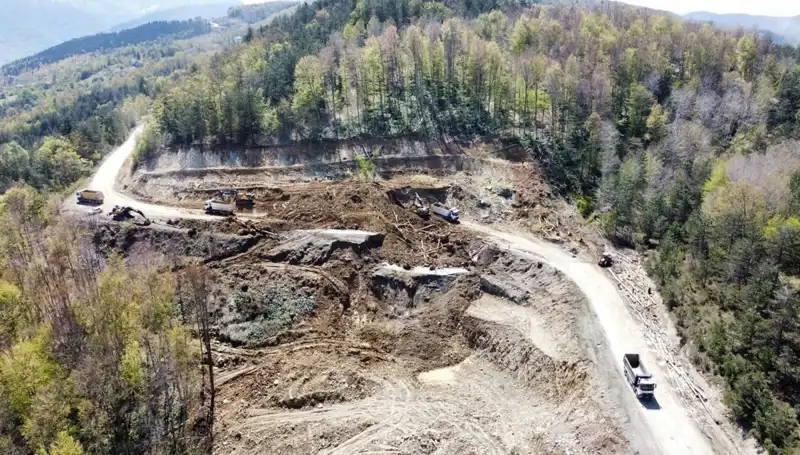 Kastamonu-Çatalzeytin Yolu Heyelanla Kapandı, Trafik Durma Noktasına Geldi