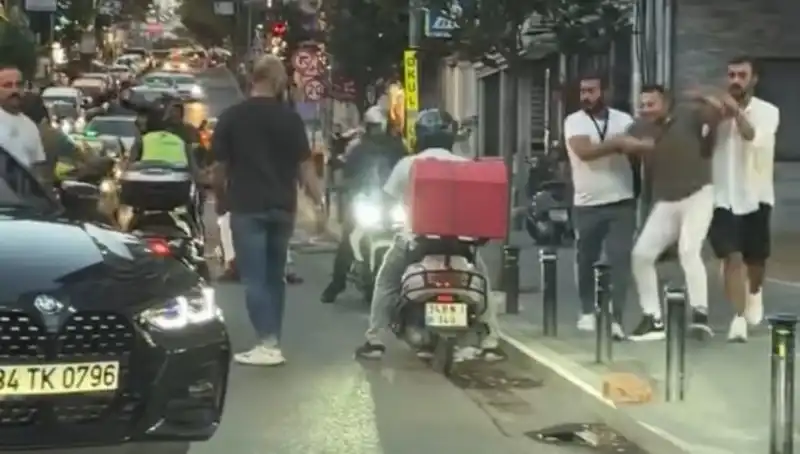 Nişantaşı'nda Yol Verme Kavgası: Kadın Sopayla Tehdit Edildi!
