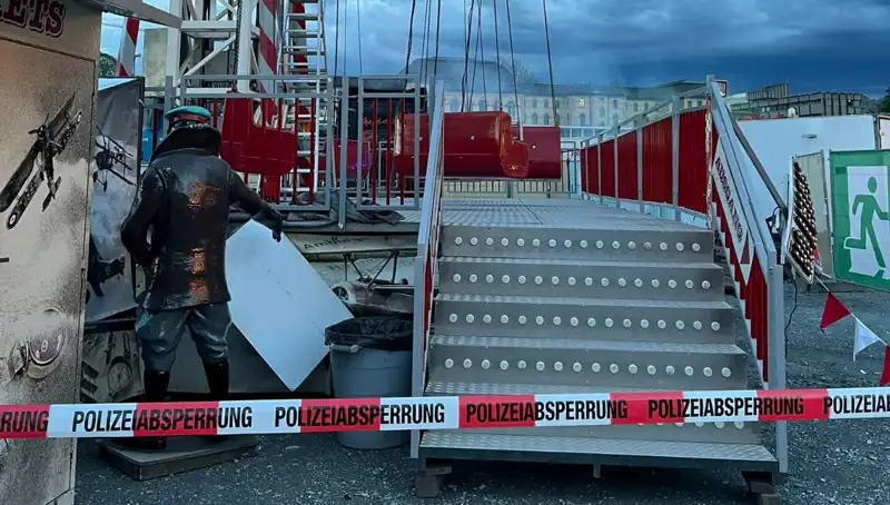 Dönen Salıncak Reklam Direklerine Çarptı: Büyük Bir Felaketin Eşiğinden Dönüldü