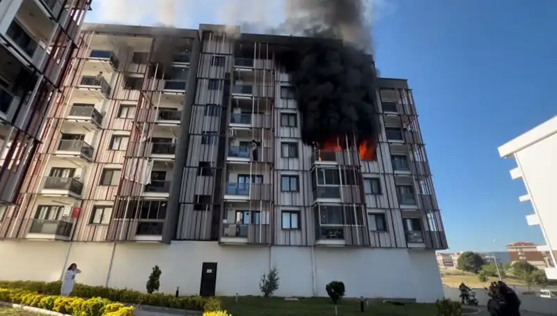 Çanakkale’de Bir Gece Yarısı Korkunç Yangın: Tüm Şehir Panik İçinde