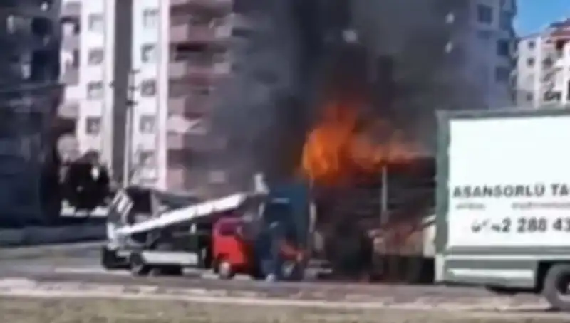 Alev Alev Yanan TIR, Yangın Anında Tahliye Edildi mi?
