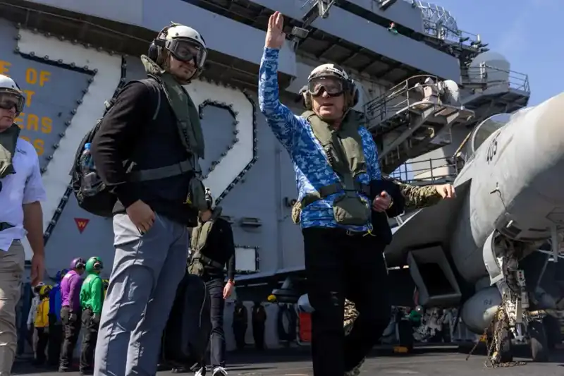 ABD Umman Ekipleri Savaş Gemisine Ziyaret Gerçekleştirdi: Askeri Stratejiler ve İlişkiler Altında Neler Oluyor?