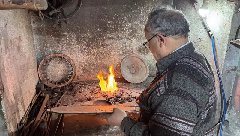 Baba Mesleğini 20 Metrekarelik Dükkanında Yaşatıyor: Hikayesi Dikkat Çekiyor