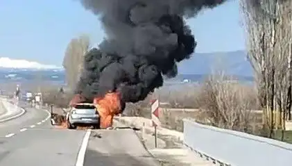 Kütahya’da Otomobil Alev Alev Yandı: Seyir Halindeyken Tutuştu