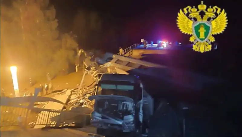 Rusya'da İki Köprünün Çöküşü: Trenin Raydan Çıkması ve Can Kayıpları