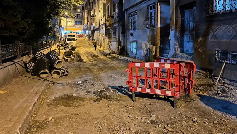 Bayrampaşa'da Altyapı Çalışmaları Sırasında Rögar Kapağı Patladı: Vatandaşlar Şokta!