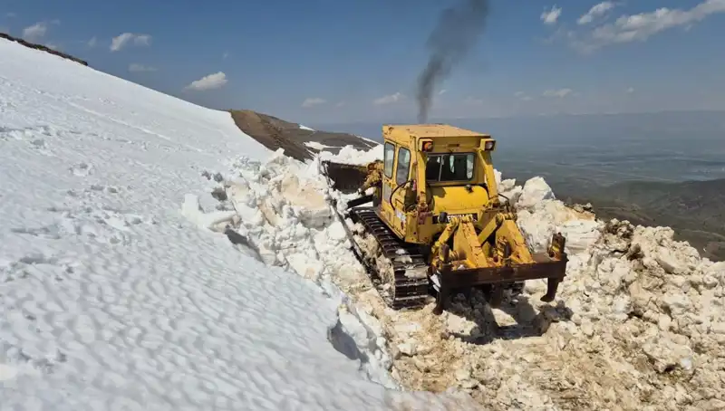 Nisan Ayında 2 Metreyi Aşan Kar, Yol Açma Çalışmalarını Zorlaştırdı