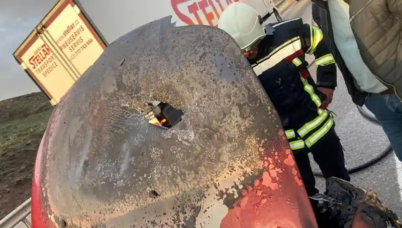 Seyir Halindeki Otomobilin Alev Alev Yanması: Kazasız Atlattı!