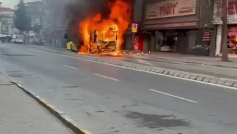 Ümraniye'de Korkutan Yangın: Panik İle Kapatılan Cadde ve Kurtarma Çabaları