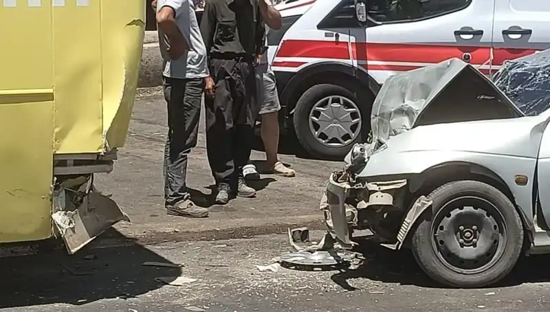 Halk Otobüsü ve Otomobil Çarpıştı: Korkutan Kaza, İki Yaralı