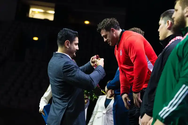 Rıza Kayaalp’dan Tarihi Başarı: Mindere Altınla Döndü!