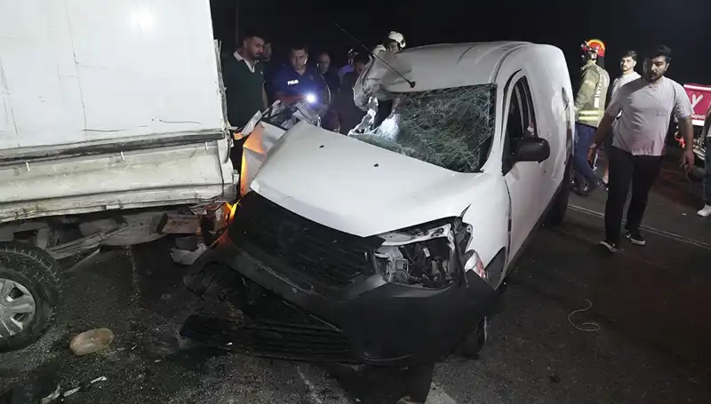 İstanbul'da Feci Kaza: 3 Kişi Yaralandı, Olay Yeri Korkunç Manzaralara Sahne Oldu
