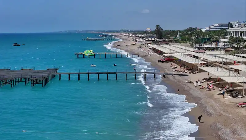 Antalya Sahillerinde Güneşli Hava: Yerli ve Yabancı Turistlerin Akını