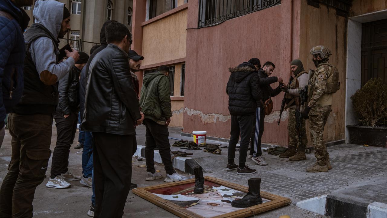 Suriyeli Rejim Unsuraları Silahlarını Teslim Ediyor