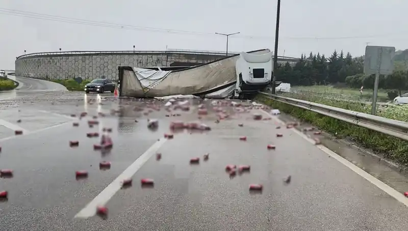 TIR Devrildi, İçkiler Yola Saçıldı: O Anların Görüntüleri Şaşkınlık Yarattı