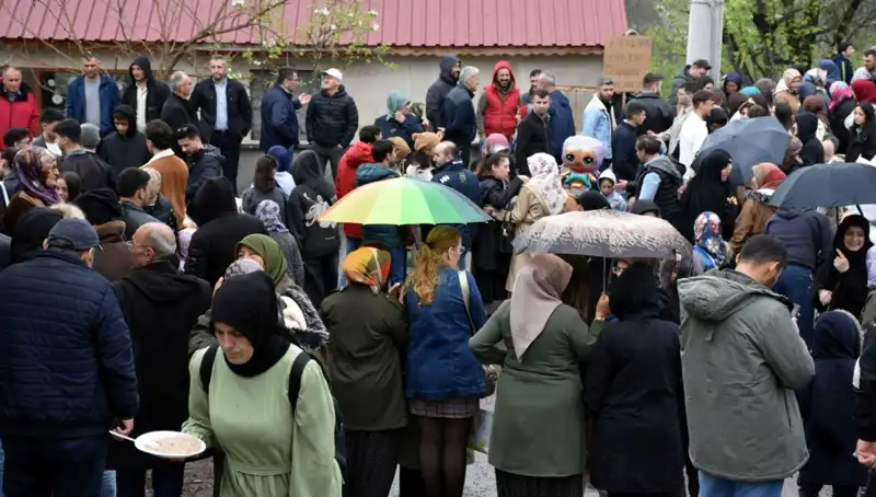 ** Bir Asırlık Gelenek: 12 Bin Kişi Bayramda Buluştu! **
