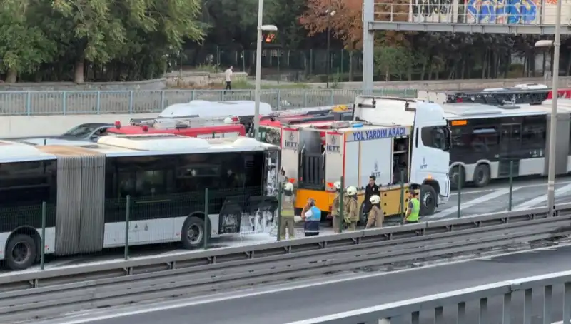 İstanbul’da Metrobüs Yangını: Trafik Felç Oldu, Yolcular Panik İçinde