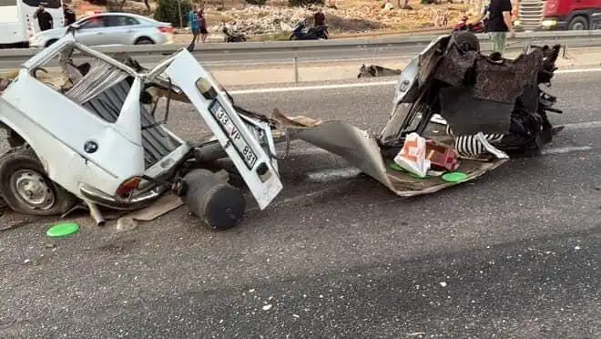 Bariyere Çarpan Araç Hurda Yığınına Döndü: Acı Kaza Detayları
