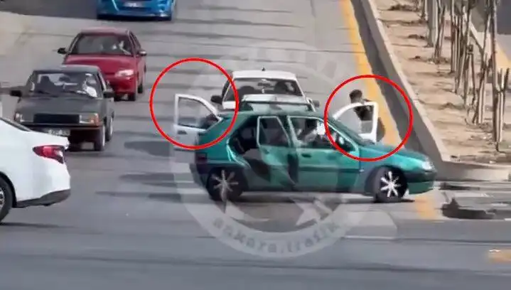 Trafikte Bıçak ve Kılıçlarla Saldırı: Şok Eden Görüntüler ve Gözaltılar